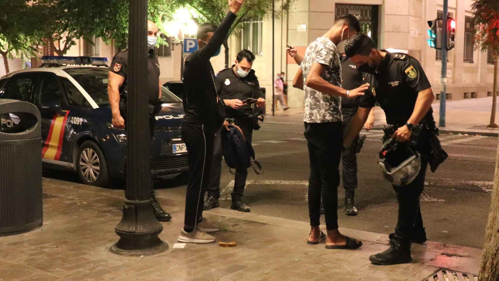 La Policía Nacional de Alicante vigila las restricciones en una zona de ocio nocturno.
