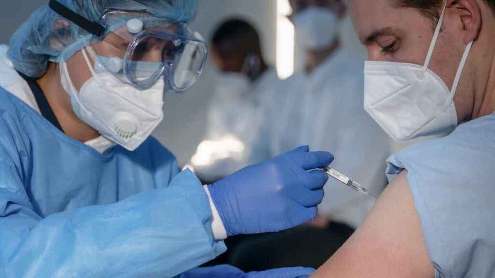 Una enfermera inocula a un joven con la vacuna contra la Covid.