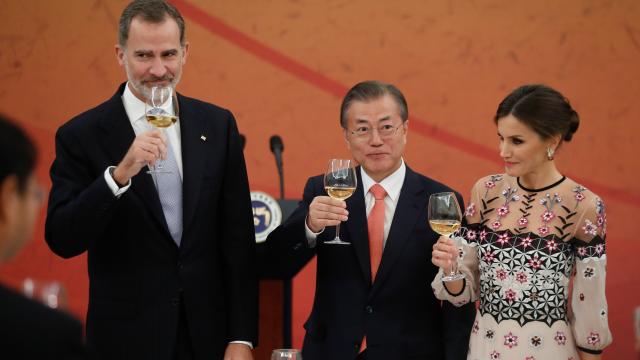 Felipe VI y Letizia, recibido por el presidente de Corea del Sur en octubre de 2019.