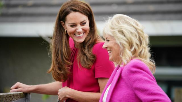 La duquesa de Cambridge y Jill Biden, durante su visita a la institución escolar.