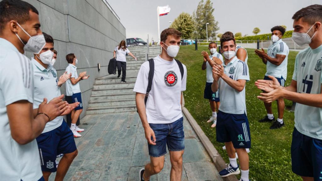 Diego Llorente, recibido entre aplausos por sus compañeros de la Selección