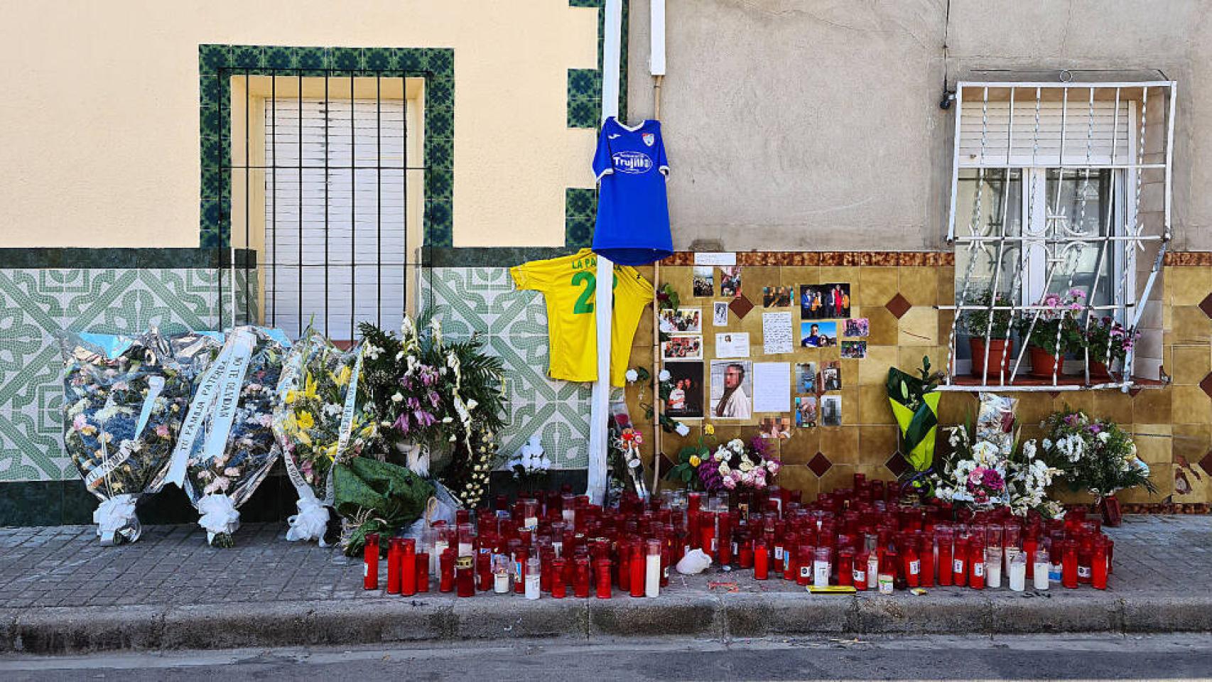 Los vecinos de Argamasilla han depositado numerosas flores y velas en el lugar del accidente