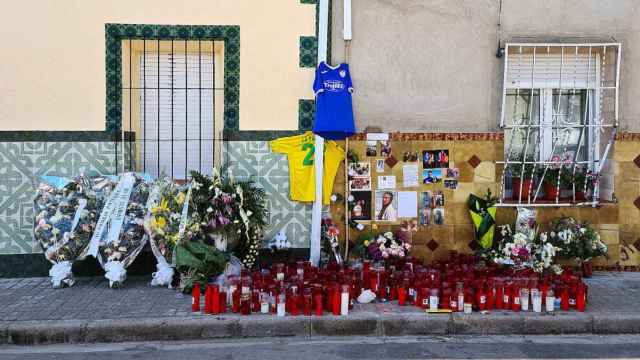Los vecinos de Argamasilla han depositado numerosas flores y velas en el lugar del accidente