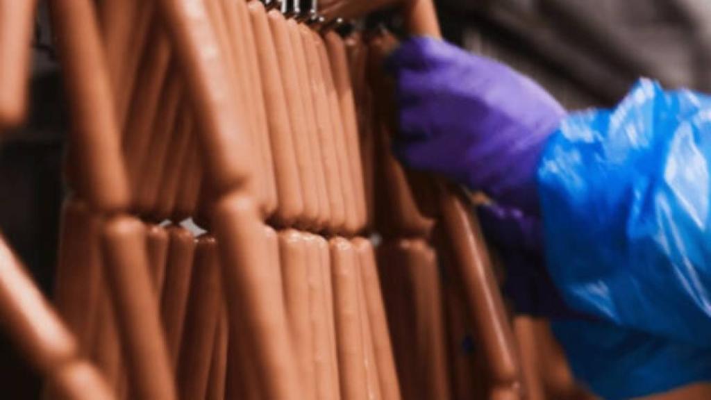 Un trabajador de Incarlopsa en la planta de Tarancón