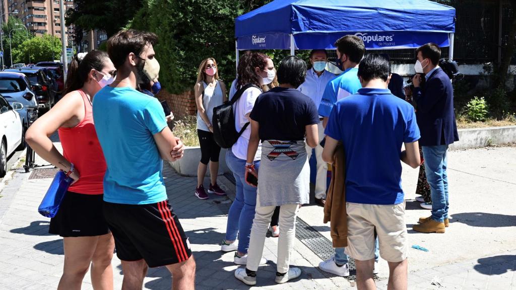 Una de las mesas petitorias colocadas por el PP en Madrid.