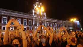 Decenas de personas se concentran este viernes en la madrileña Puerta del Sol.