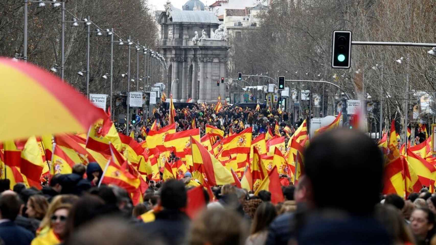 Concentración en protesta por las negociaciones de Pedro Sánchez con los separatistas catalanes.