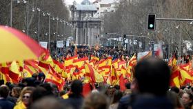 Concentración en protesta por las negociaciones de Pedro Sánchez con los separatistas catalanes.