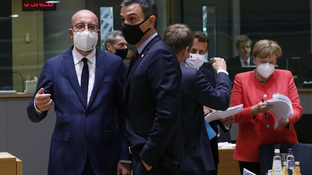 El presidente del Consejo Europeo, Charles Michel charla con Pedro Sánchez, junto a Emmanuel Macron y Angela Merkel.