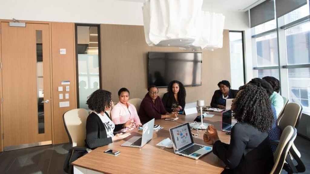 Una reunión de negocios entre mujeres afroamericanas.