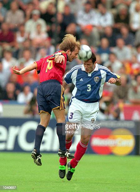 Gaizka Mendieta y Goran Djorovic durante el memorable partido entre España y Yugoslavia de la Euro 2000, que acabó con un agónico 4-3