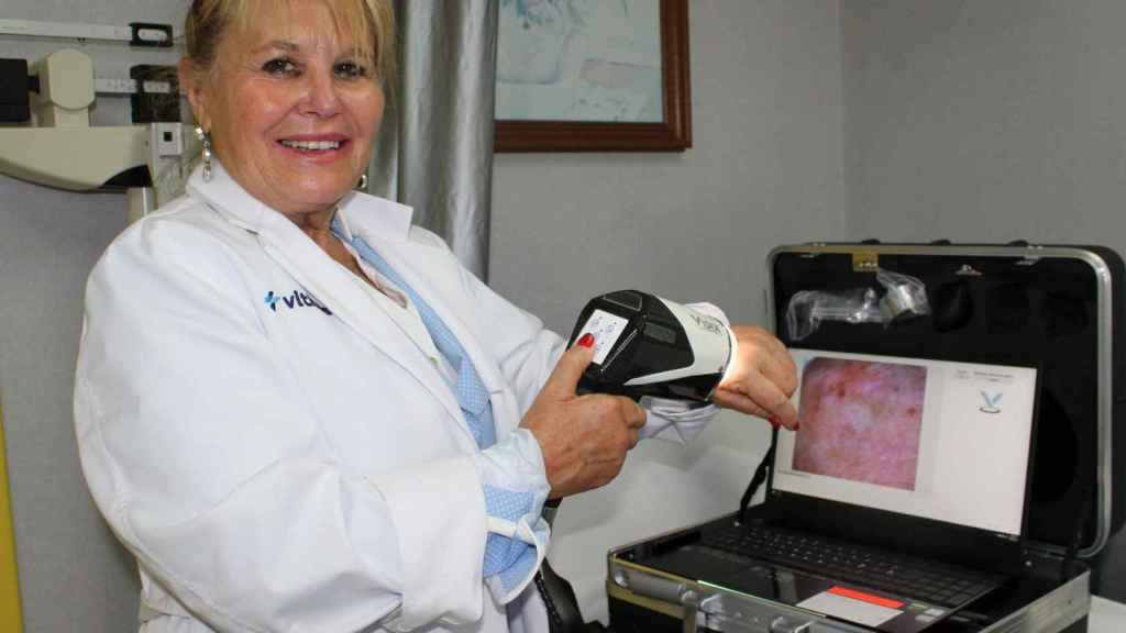 La Dra. Rodríguez Cerdeira con el nuevo dermatoscopio de Vithas Vigo
