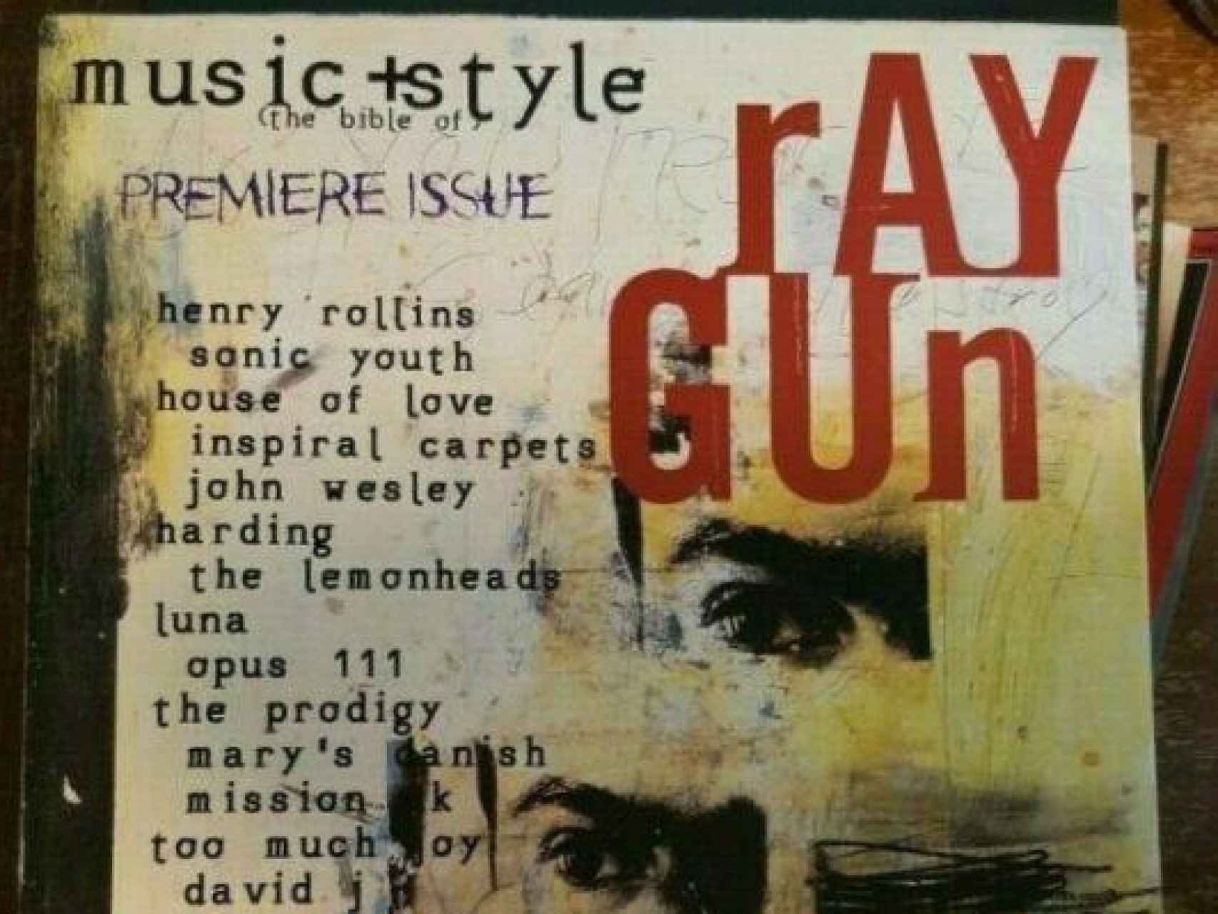 La portada del número 1 de la revista Ray Gun, de David Carson.