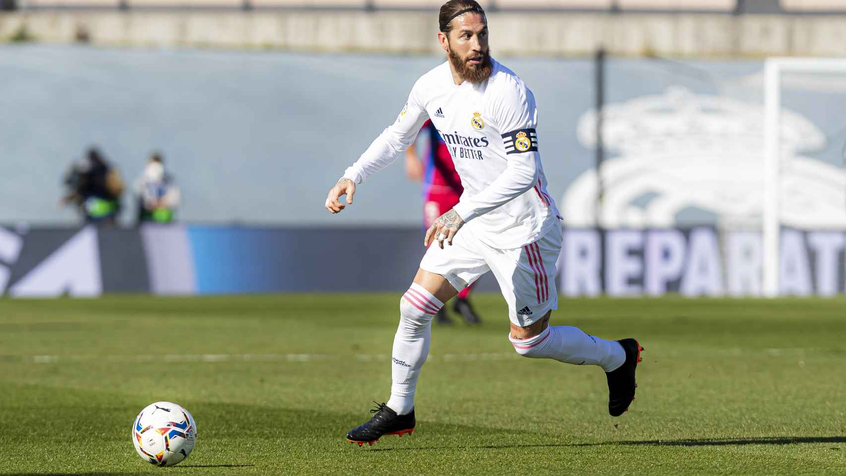 Sergio Ramos, con el brazalete de capitán, durante un partido del Real Madrid