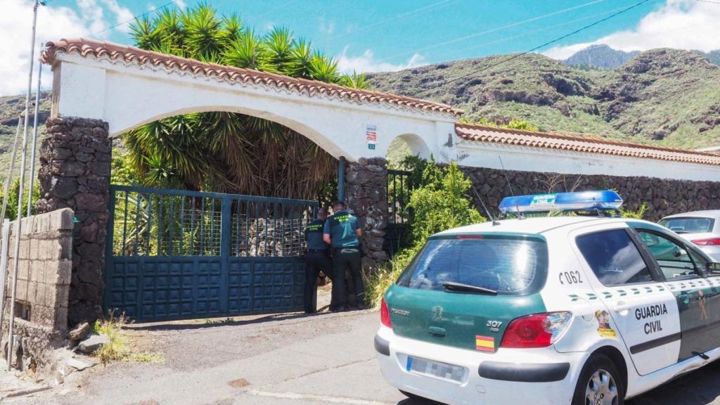 La Guardia Civil en uno de los cinco registros de la casa de Tomás Gimeno.