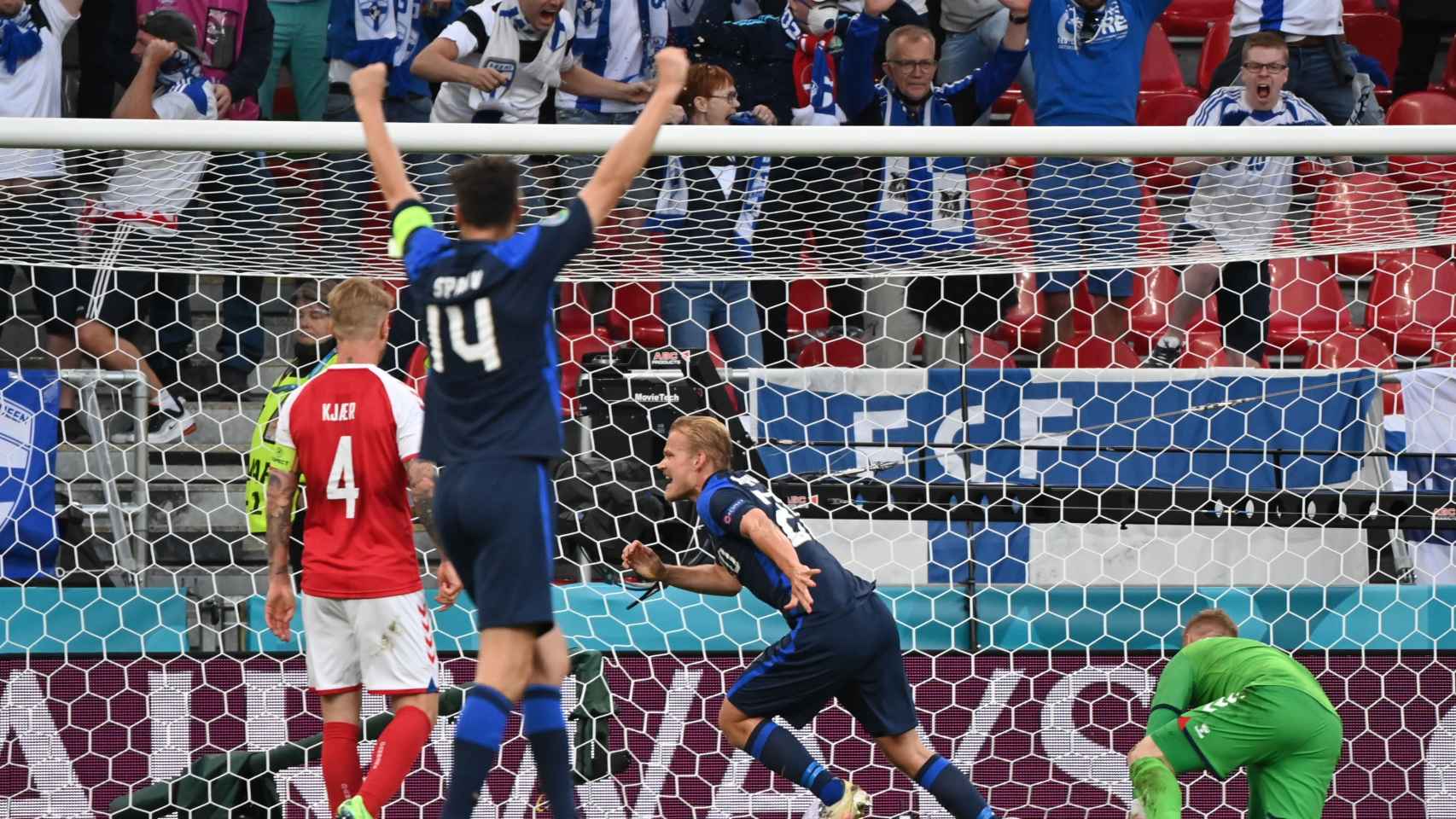 Finlandia celebra su gol ante Dinamarca