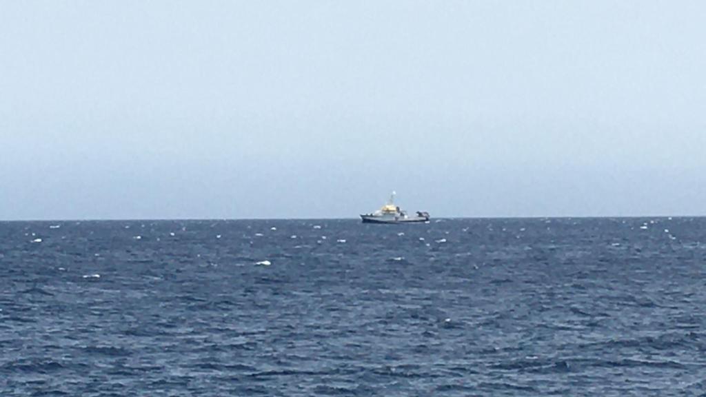 El Ángeles Alvariño en el mar frente a la costa de Santa Cruz de Tenerife.