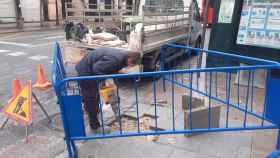 Un operario repara la acera de una calle de Alicante.