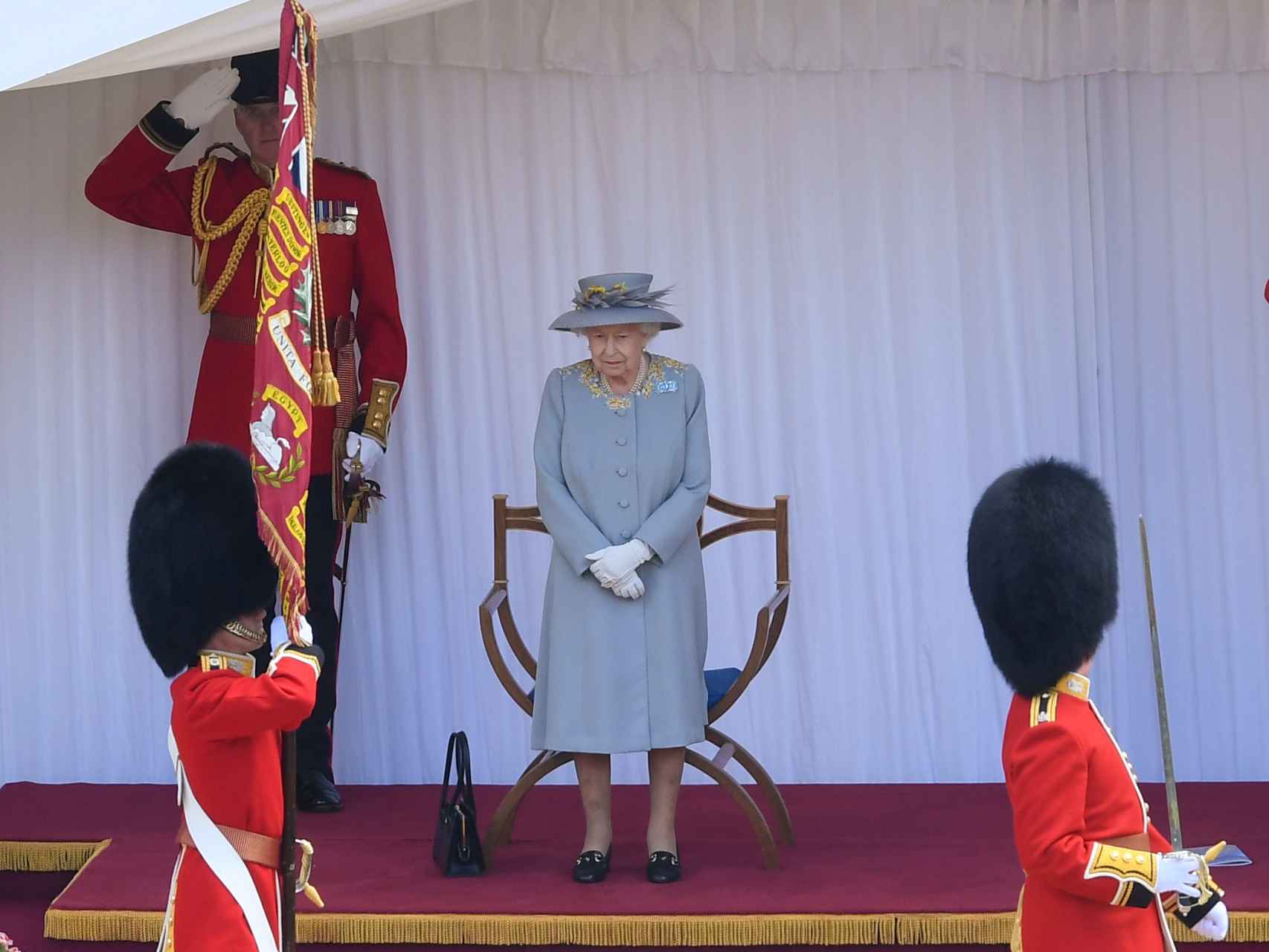 Isabel II ha presenciado la celebración desde una carpa.