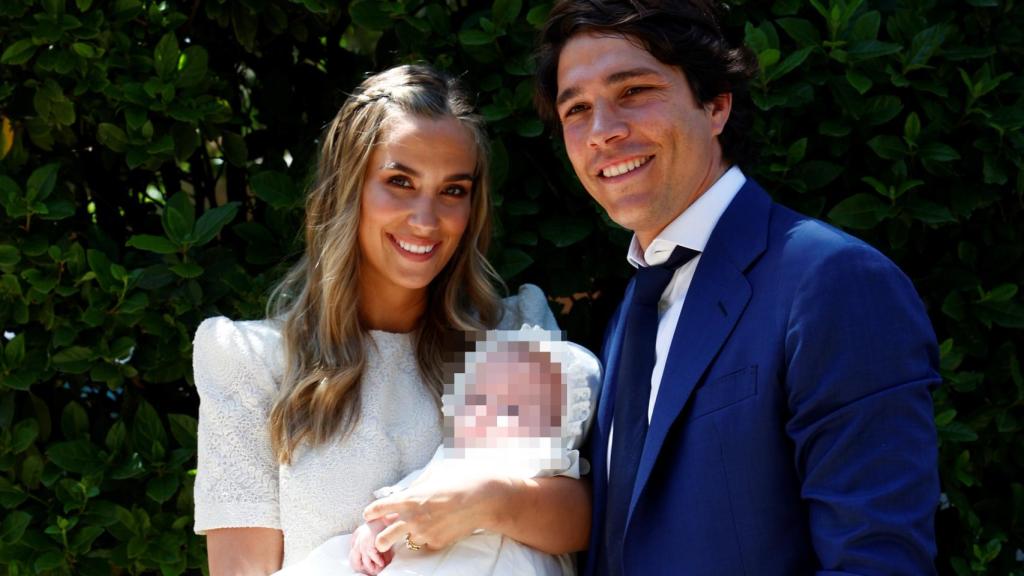 María Pombo y Pablo Castellano junto a su hijo, Martín, el día de su bautizo.