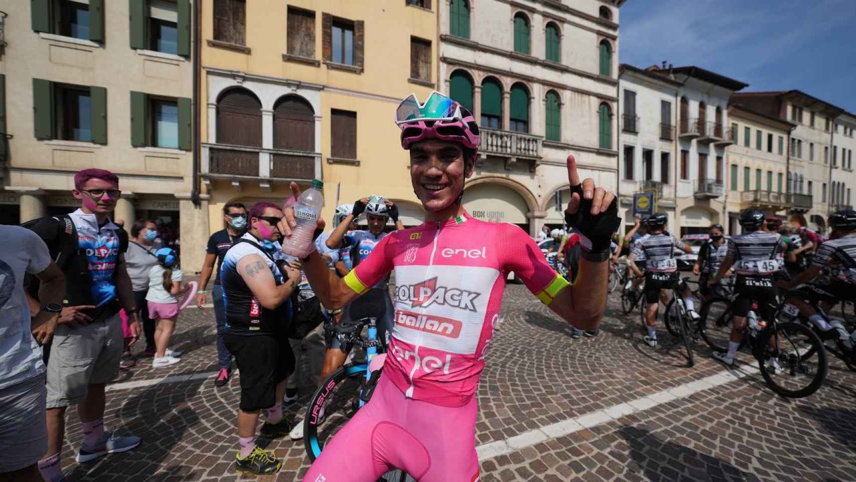 Juan Ayuso con el maillot del Giro de Italia sub23