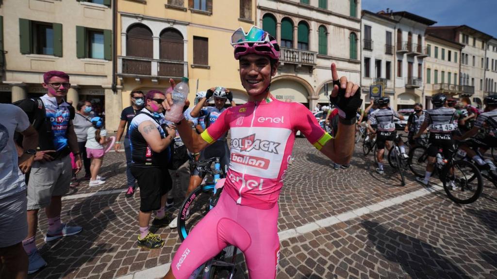 Juan Ayuso con el maillot del Giro de Italia sub23