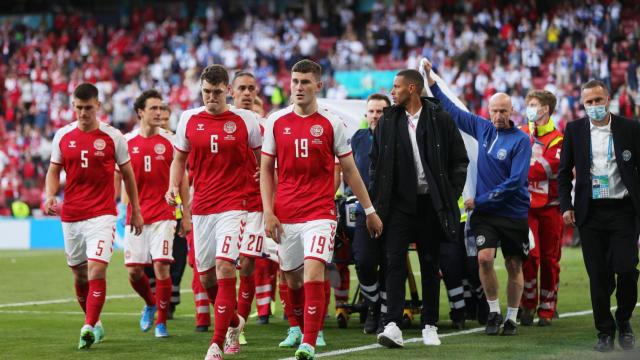 La selección de Dinamarca arropa a Eriksen en su salida del campo