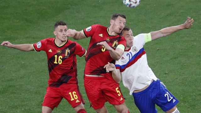 Dzyuba pelea un balón por alto con Verthongen y T.Hazard