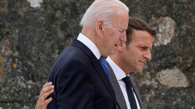 Joe Biden habla con Emmanuel Macron durante la cumbre del G7.
