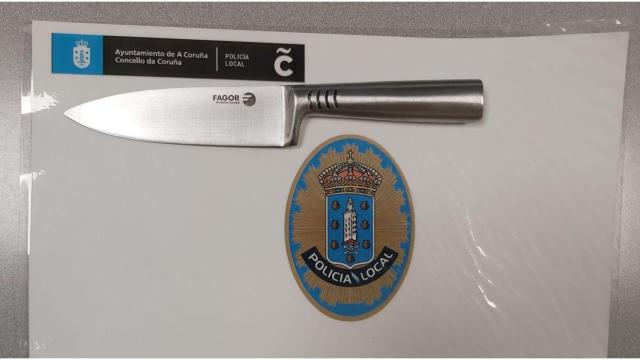 Incautado un cuchillo de grandes dimensiones a un hombre en la playa de San Amaro (A Coruña)