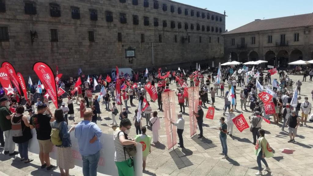 Cientos de personas se manifiestan en Santiago contra la universidad privada de Abanca