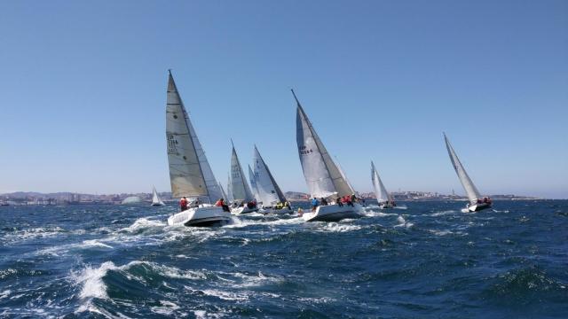 Lambaix y Golfiño en cabeza de la regata Illas Sisargas en Malpica (A Coruña)