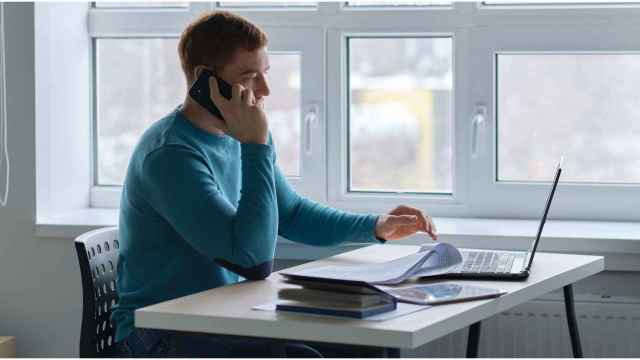 Un trabajador autónomo revisando su declaración de la Renta.