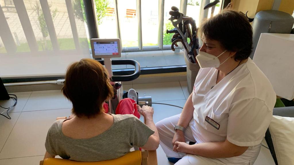 Socorro Martínez trabajando con una paciente de postcovid.