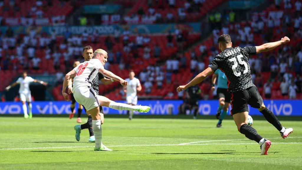 Phil Foden disparando durante el Inglaterra - Croacia de la Eurocopa