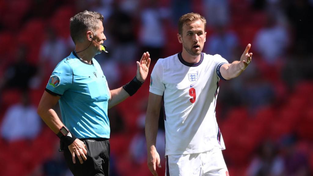 Daniele Orsato y Harry Kane, durante el Inglaterra - Croacia de la Eurocopa