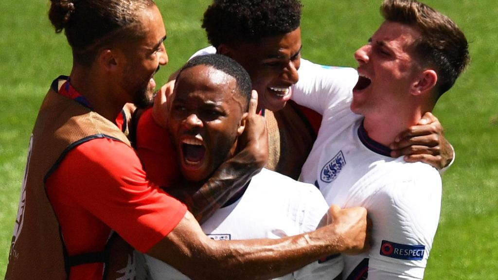 Raheem Sterling celebra su gol ante Croacia