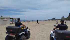 Agentes de la Policía Local de Alicante patrullan una playa.