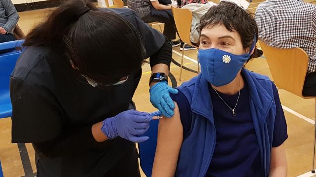 Una joven recibiendo la vacuna contra el coronavirus.