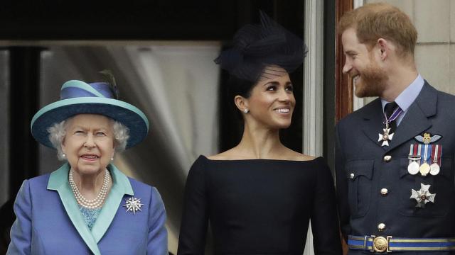 La reina Isabel, Meghan Markle y el príncipe Harry, durante un acto en Londres.