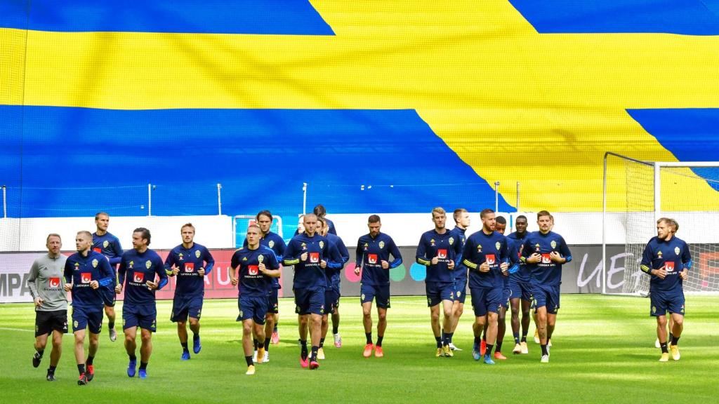 Los jugadores de Suecia, durante el calentamiento de un partido