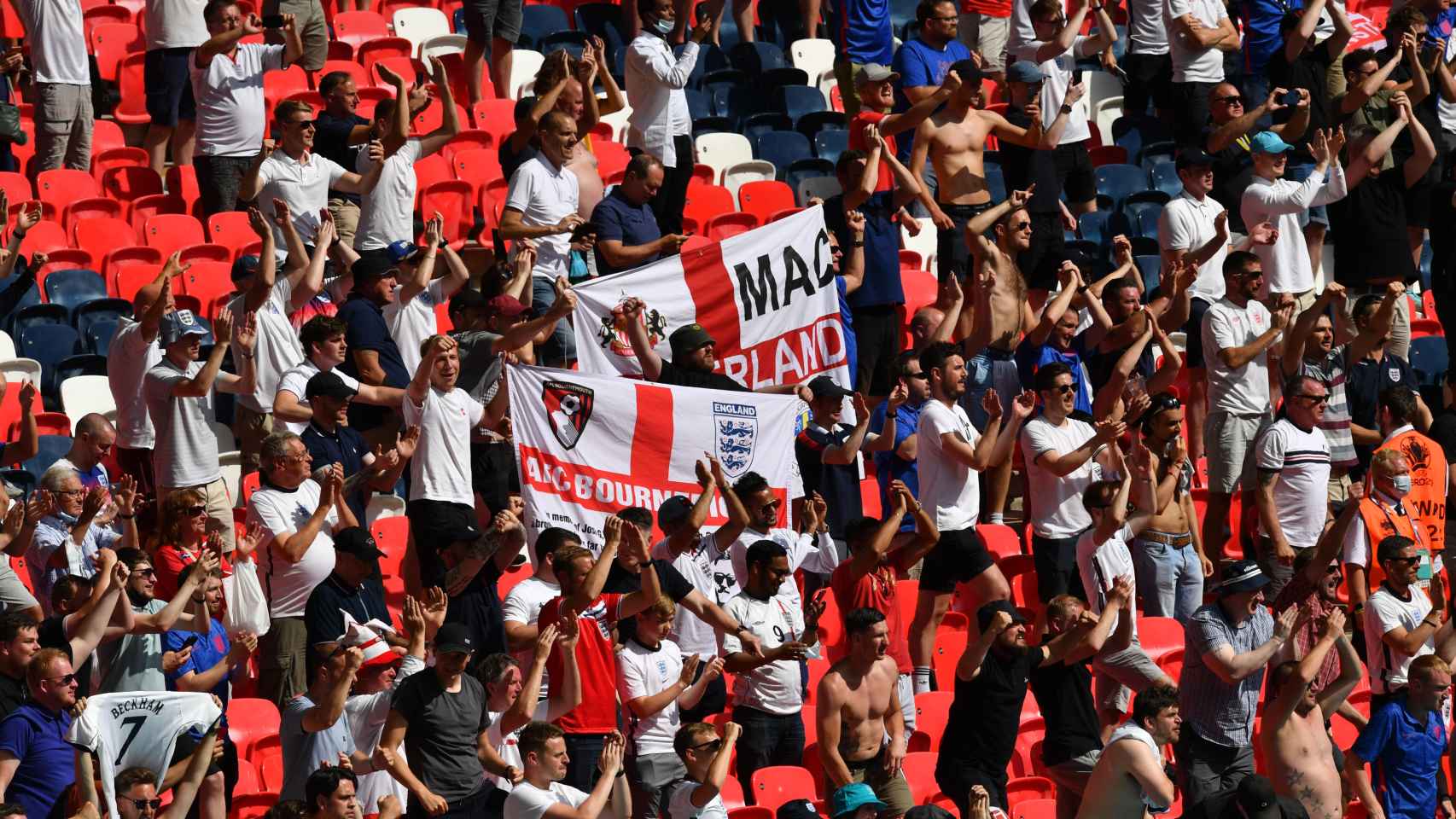Aficionados ingleses celebran en las gradas de Wembley durante el Inglaterra - Croacia