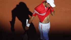 Djokovic, pensativo tras un punto en la final de Roland Garros