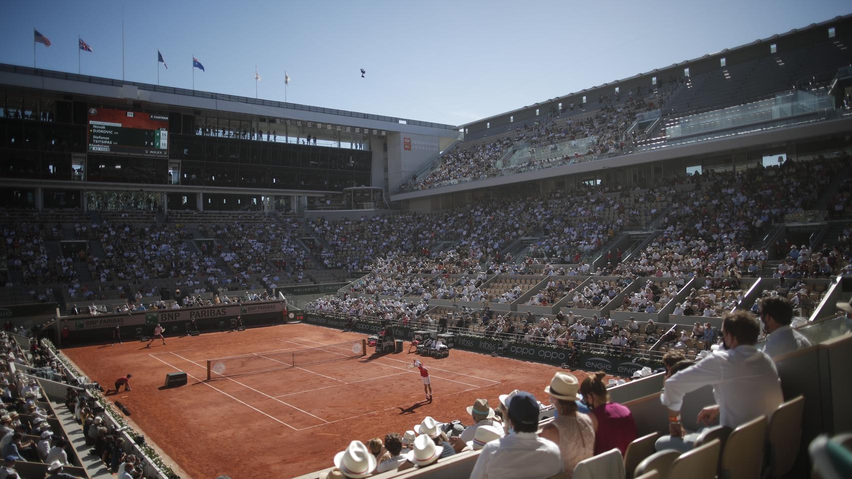 Pista central de Roland Garros en el Djokovic - Tsitsipas