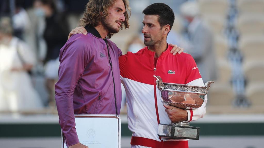 Tsitsipas y Djokovic con sus trofeos de Roland Garros