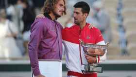 Tsitsipas y Djokovic con sus trofeos de Roland Garros