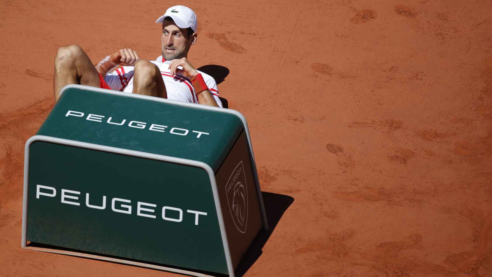Caída de Novak Djokovic, en la final de Roland Garros 2021