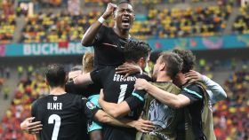 David Alaba y los jugadores de la selección de Austria celebran el gol de Michael Gregoritsch