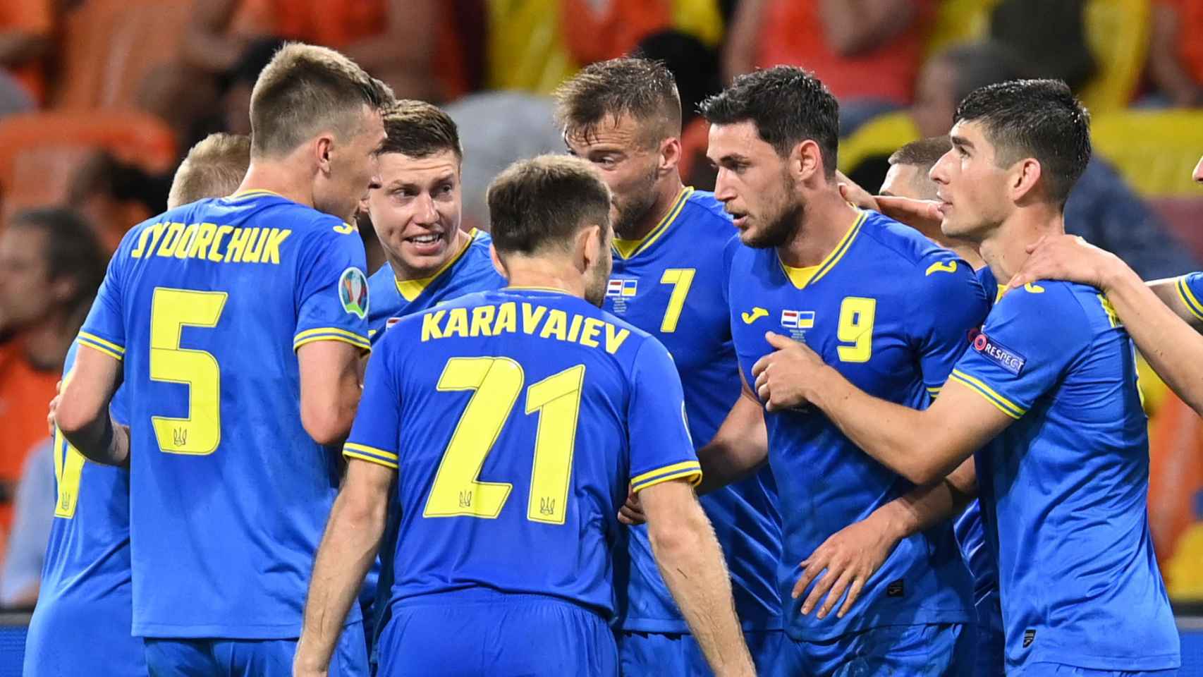Piña de los jugadores de la selección de Ucrania para celebrar el gol de Roman Yaremchuk
