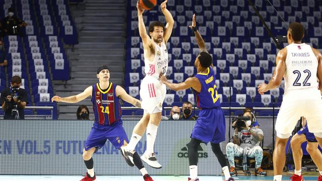 Llull busca sacar el balón tras una penetración